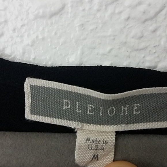 𝅺PLEIONE Medium black blouse shiny studs cutout - Picture 3 of 6